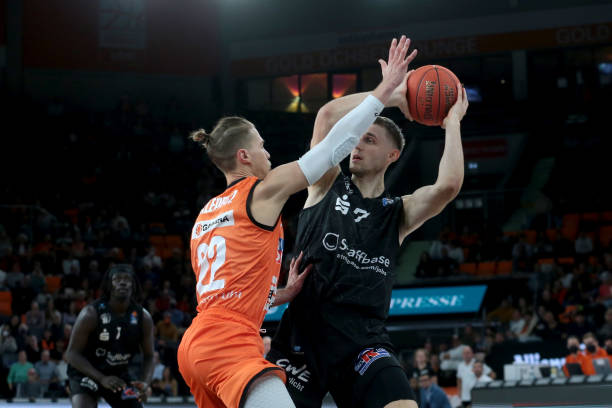 高舞台上展 高舞台上展